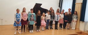 Ljudska pesem, razredni nastop učencev klavirja učit. Mojce Lukmar - 18 (1)